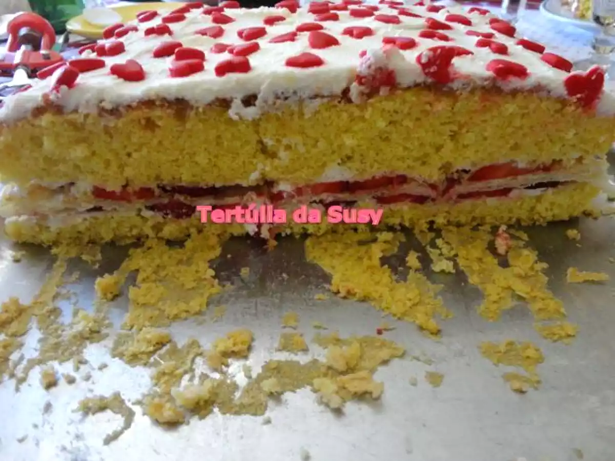 Pão de ló com recheio de massa folhada e morangos e cobertura de chantilly - foto 4