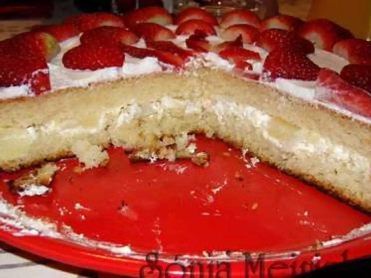 Pão de ló com recheio e cobertura de chantilly e frutas