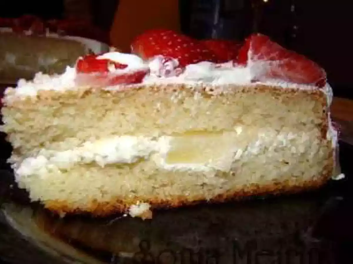 Pão de ló com recheio e cobertura de chantilly e frutas - foto 2