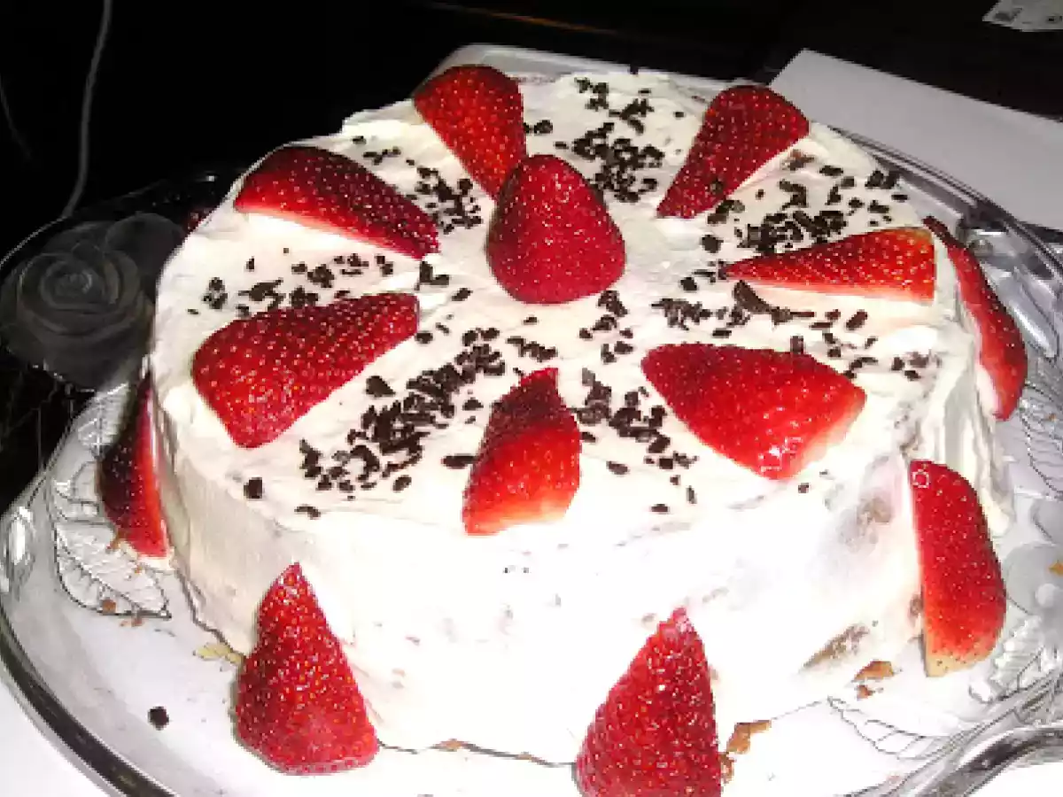 Pão-de-ló de chocolate com morangos e chantilly