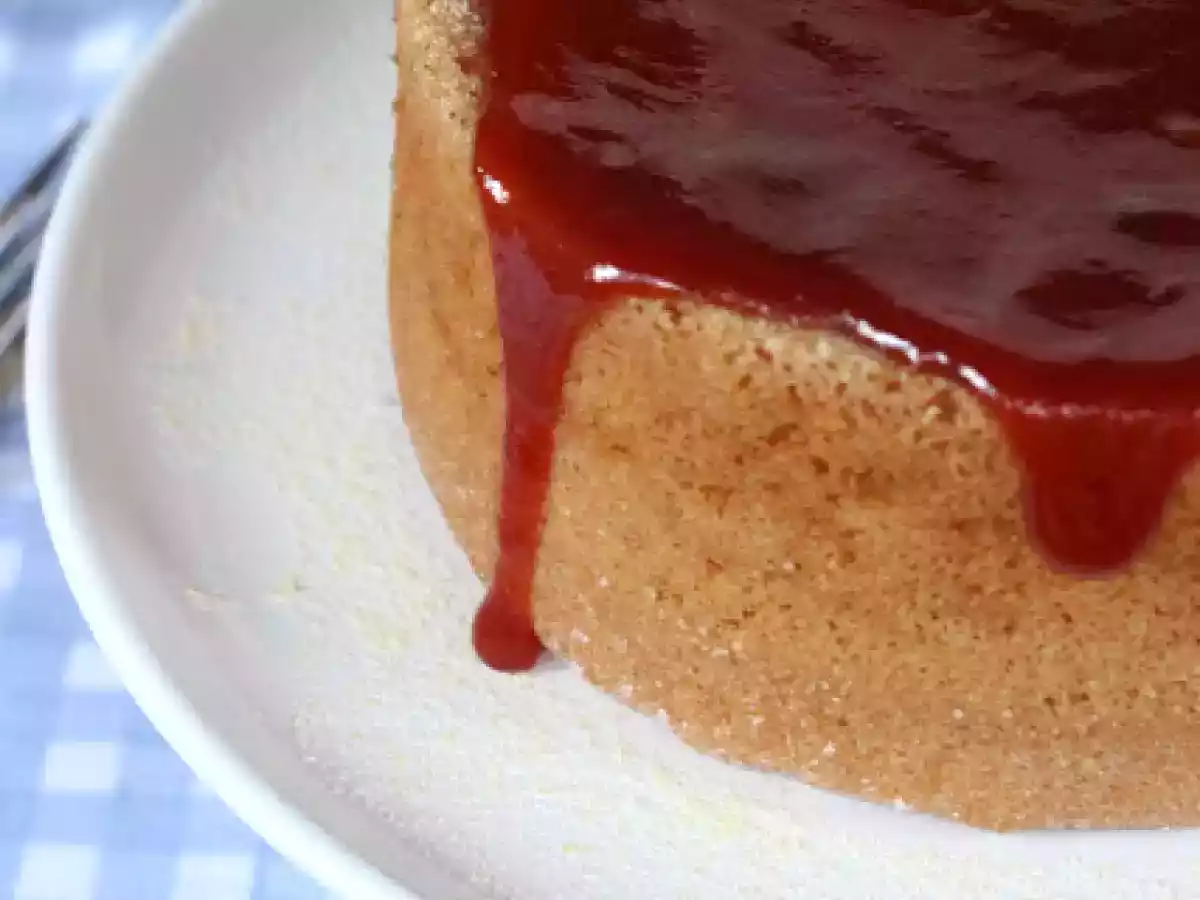 Pão-de-Ló de Fubá com Calda Quente de Goiaba