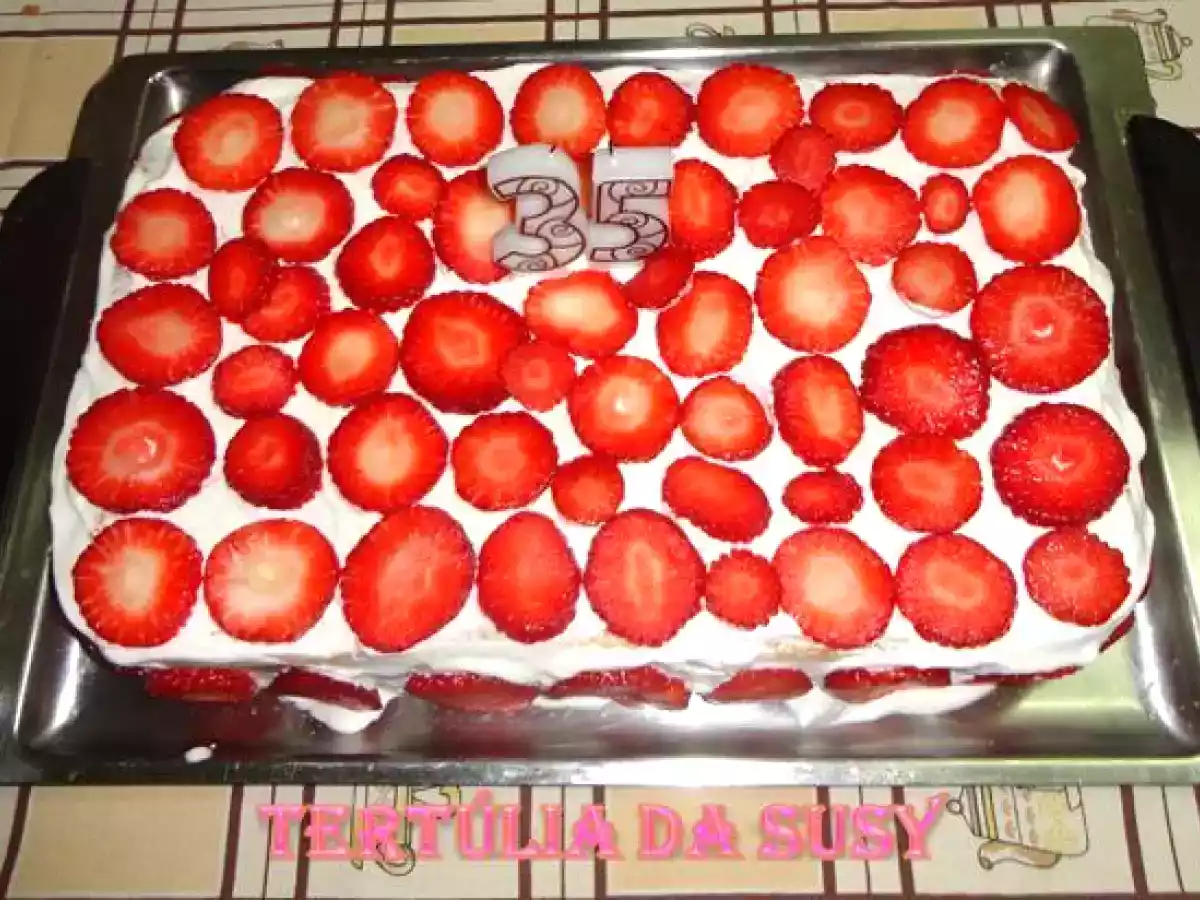 Pão-de-ló (rech. massa folhada e creme ovos) (cobert. chantilly e morangos)