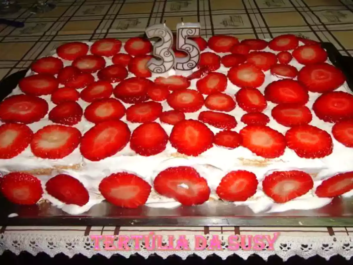 Pão-de-ló (rech. massa folhada e creme ovos) (cobert. chantilly e morangos) - foto 3