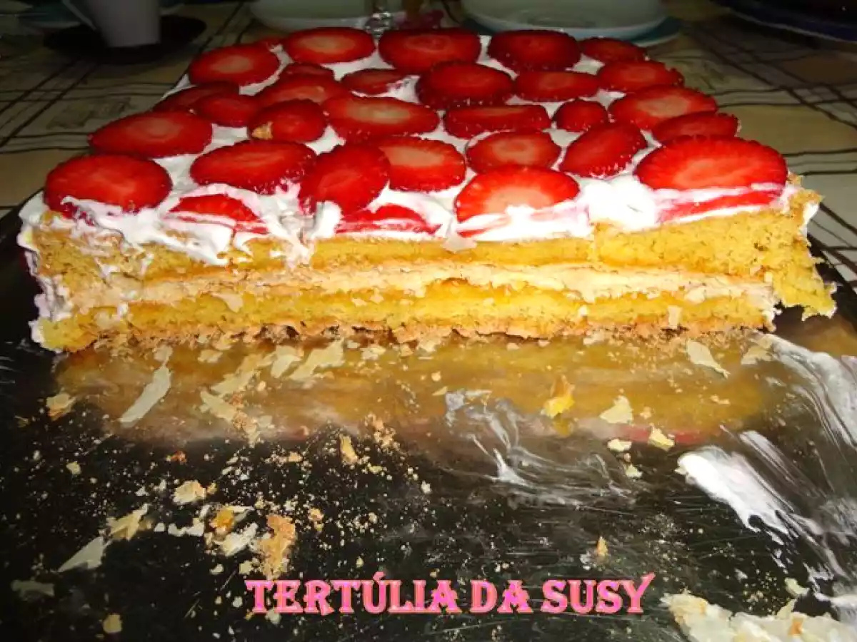 Pão-de-ló (rech. massa folhada e creme ovos) (cobert. chantilly e morangos) - foto 5