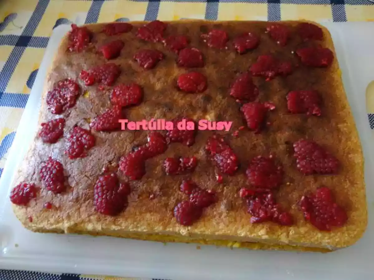 Pão de ló recheado de morangos, mirtilos, framboesas e ovos moles