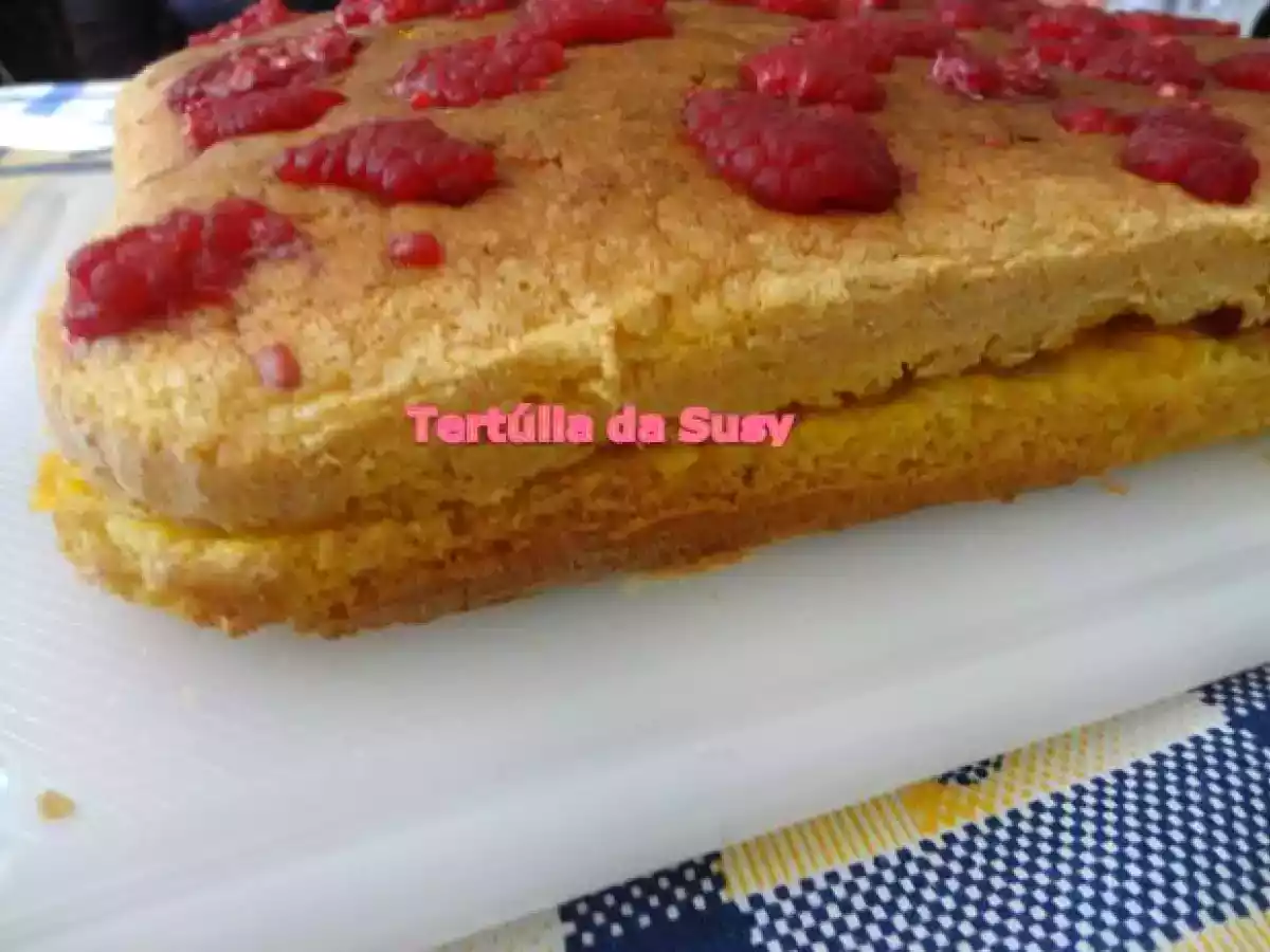 Pão de ló recheado de morangos, mirtilos, framboesas e ovos moles - foto 2