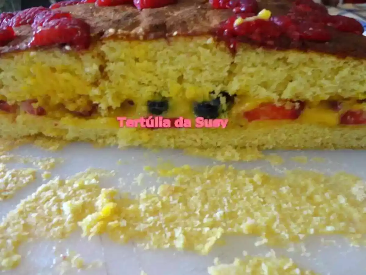 Pão de ló recheado de morangos, mirtilos, framboesas e ovos moles - foto 3