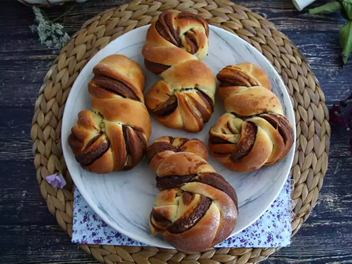 Pão doce de chocolate trançado (brioche de chocolate)