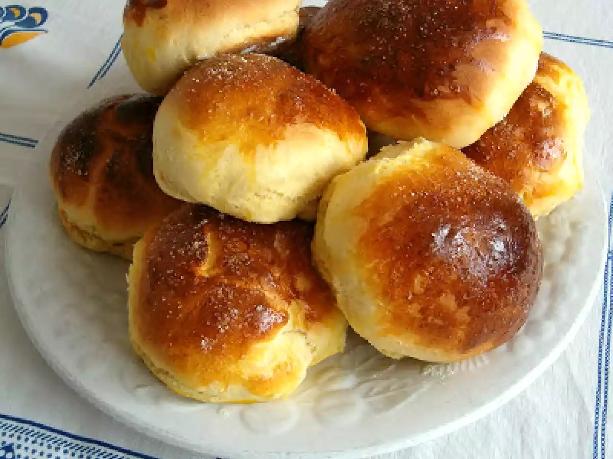 Pão doce e doce de morango