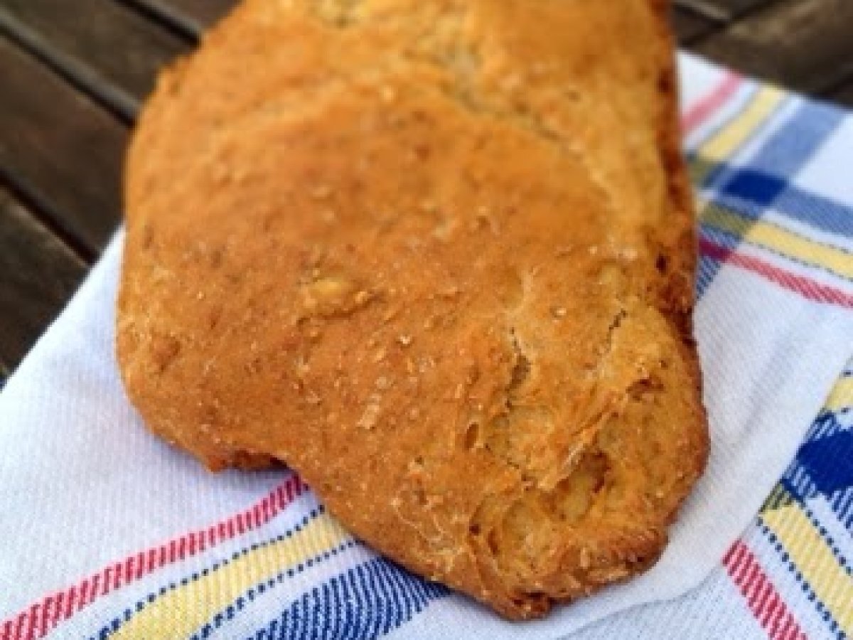 Pão integral de aveia, iogurte, mel e sementes