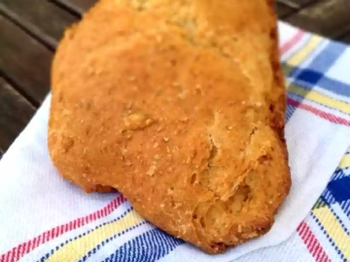 Pão integral de aveia, iogurte, mel e sementes