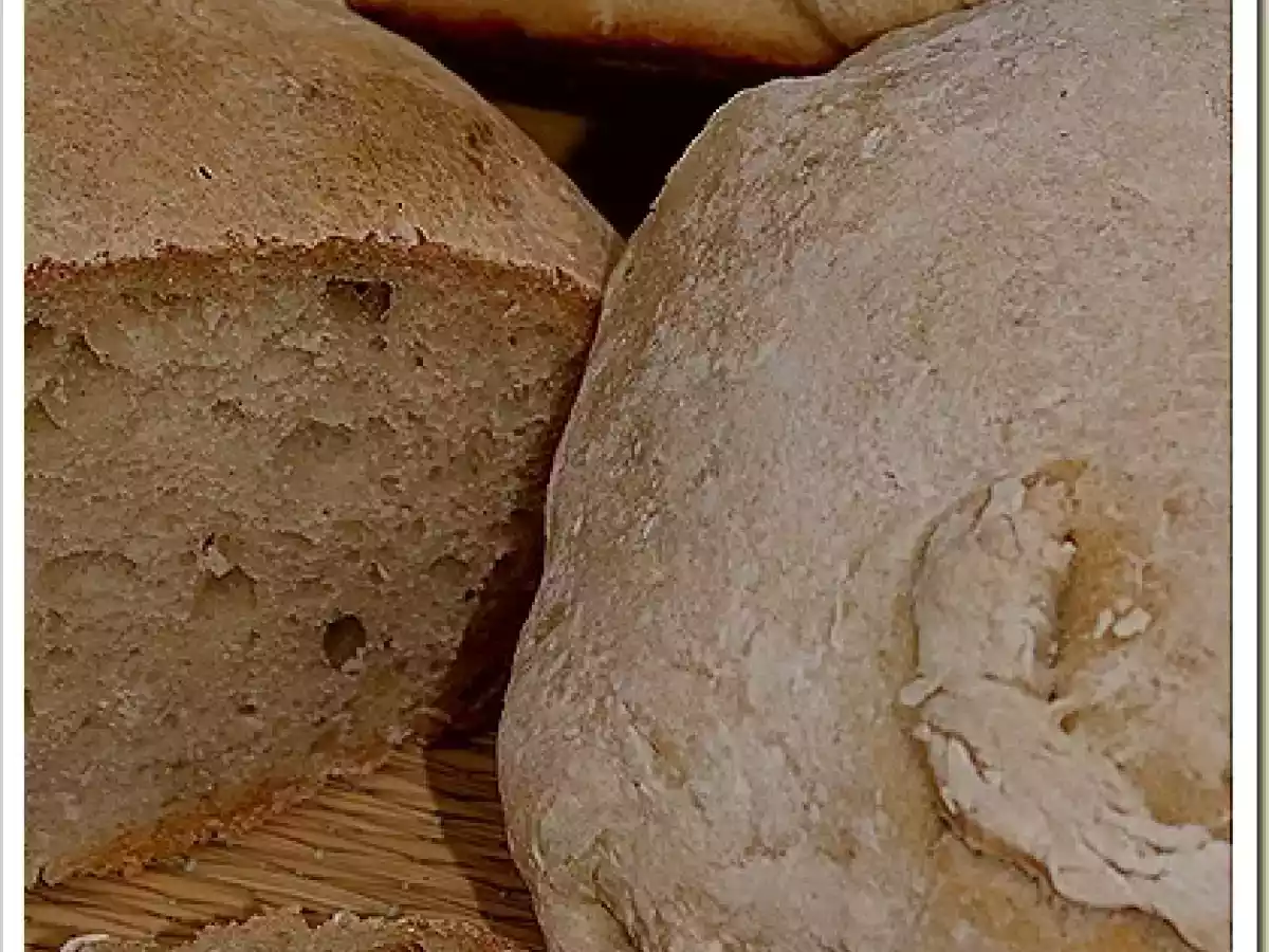 Pão, pães com chouriço e com bacon