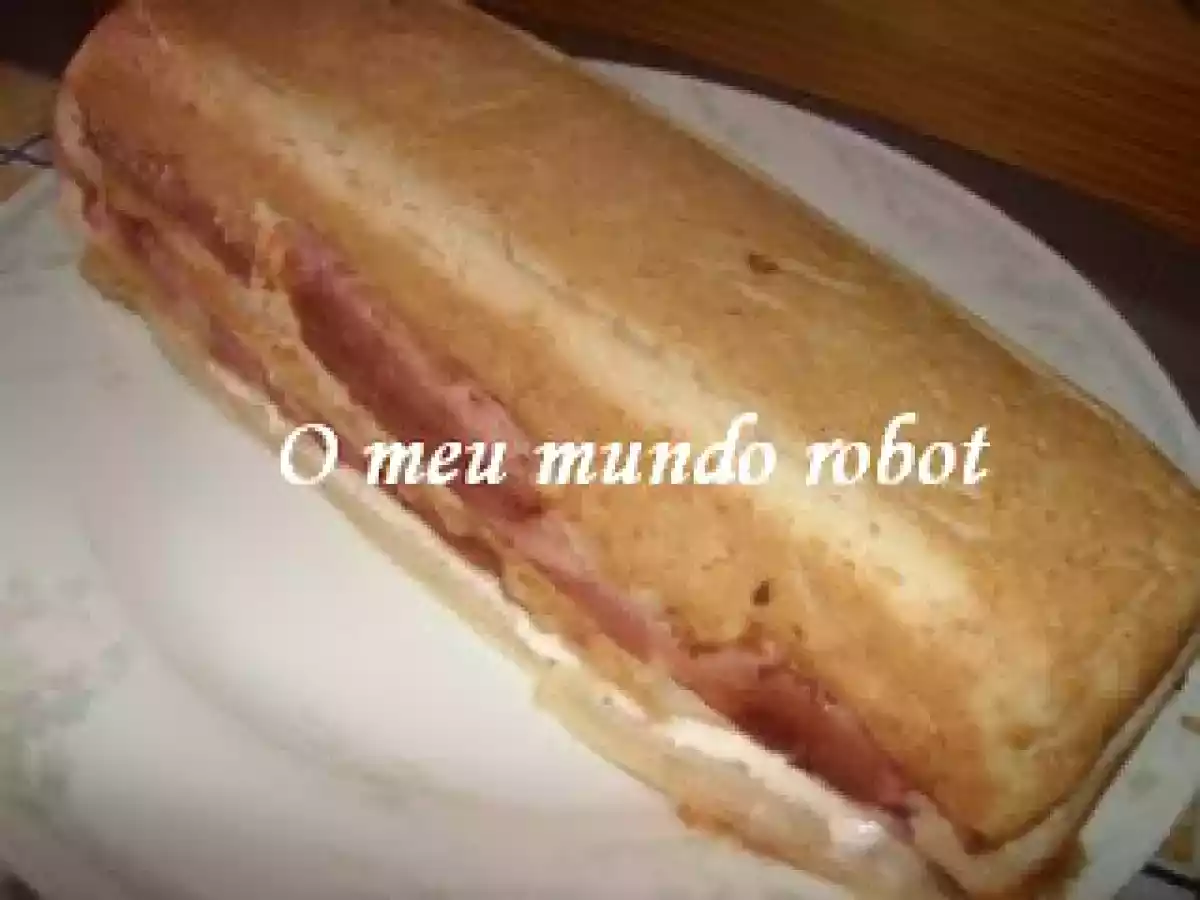 Pão recheado com queijo e fiambre