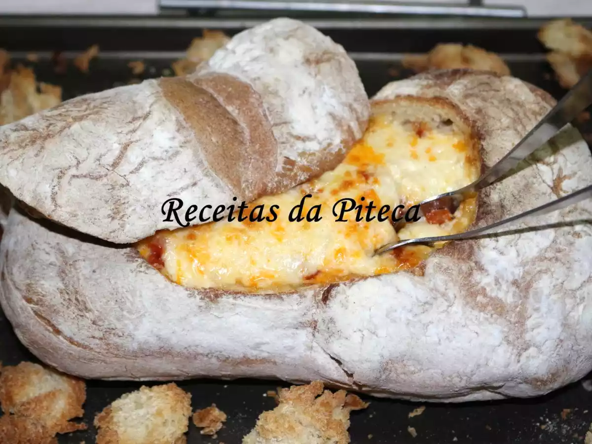 Pão recheado de queijo e linguiça