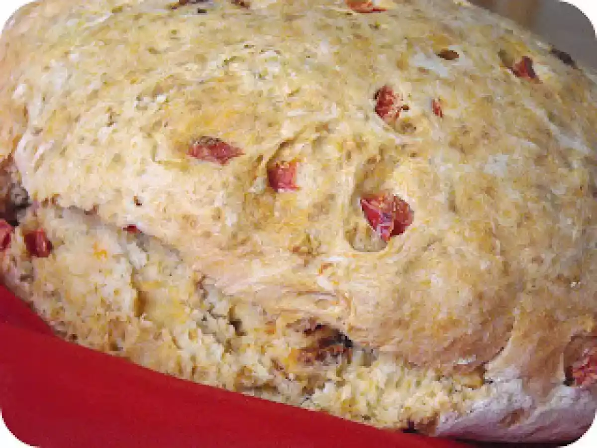 Pão rústico de cerveja e tomate seco