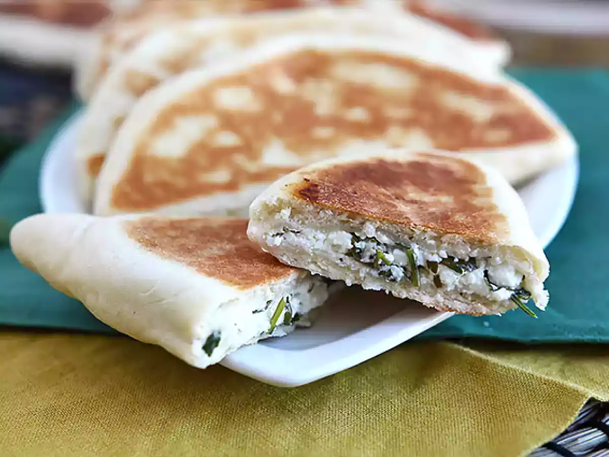 Pão turco recheado na frigideira, o Gözleme