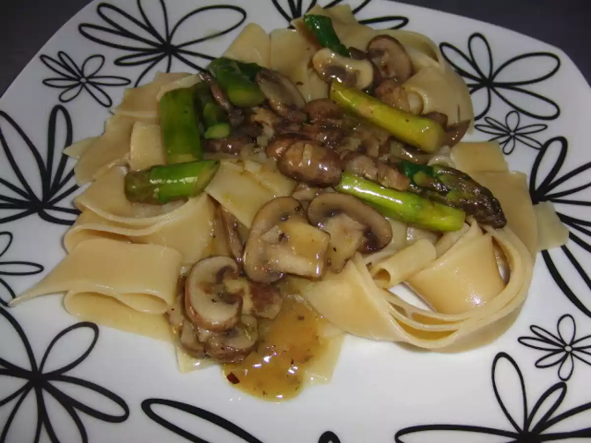 Papardelle c/ espargos e cogumelos de paris
