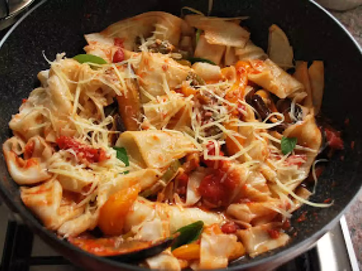 Pappardelle com berinjela e pimentão (Pappardelle con melanzane e peperoni)