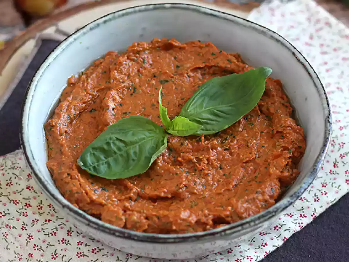 Pasta de tomates confitados e manjericão
