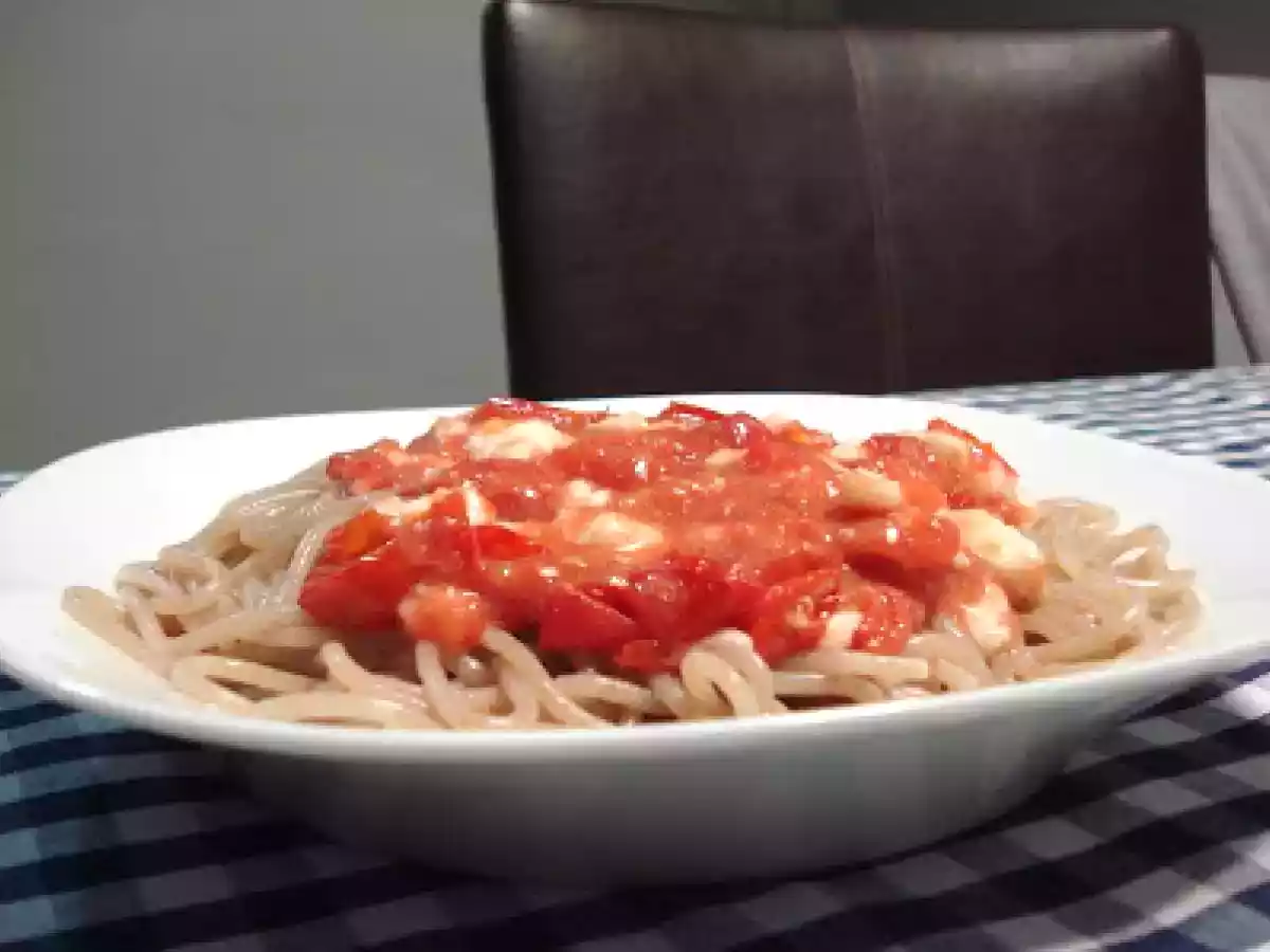 Pasta integral com molho de tomate e burrata