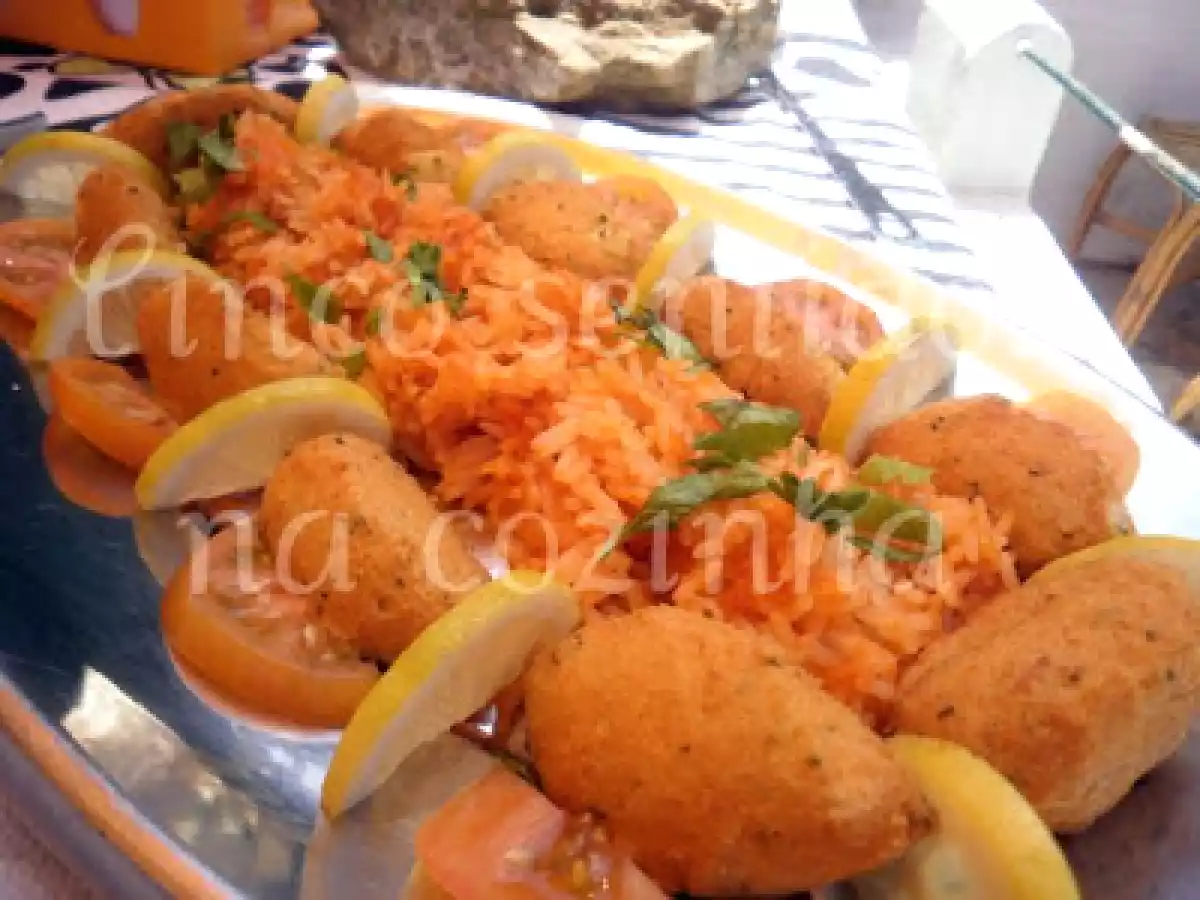 Pasteis de bacalhau com arroz de tomate