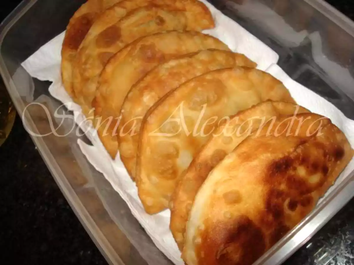 PASTEIS DE MASSA TENRA COM RECHEIO DE BACALHAU...