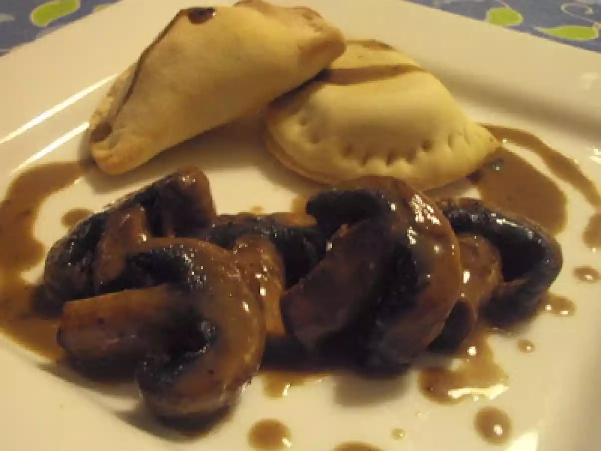 Pasteis de Massa Tenra com Recheio de Croquetes de Carne e Cogumelos Salteados - foto 3