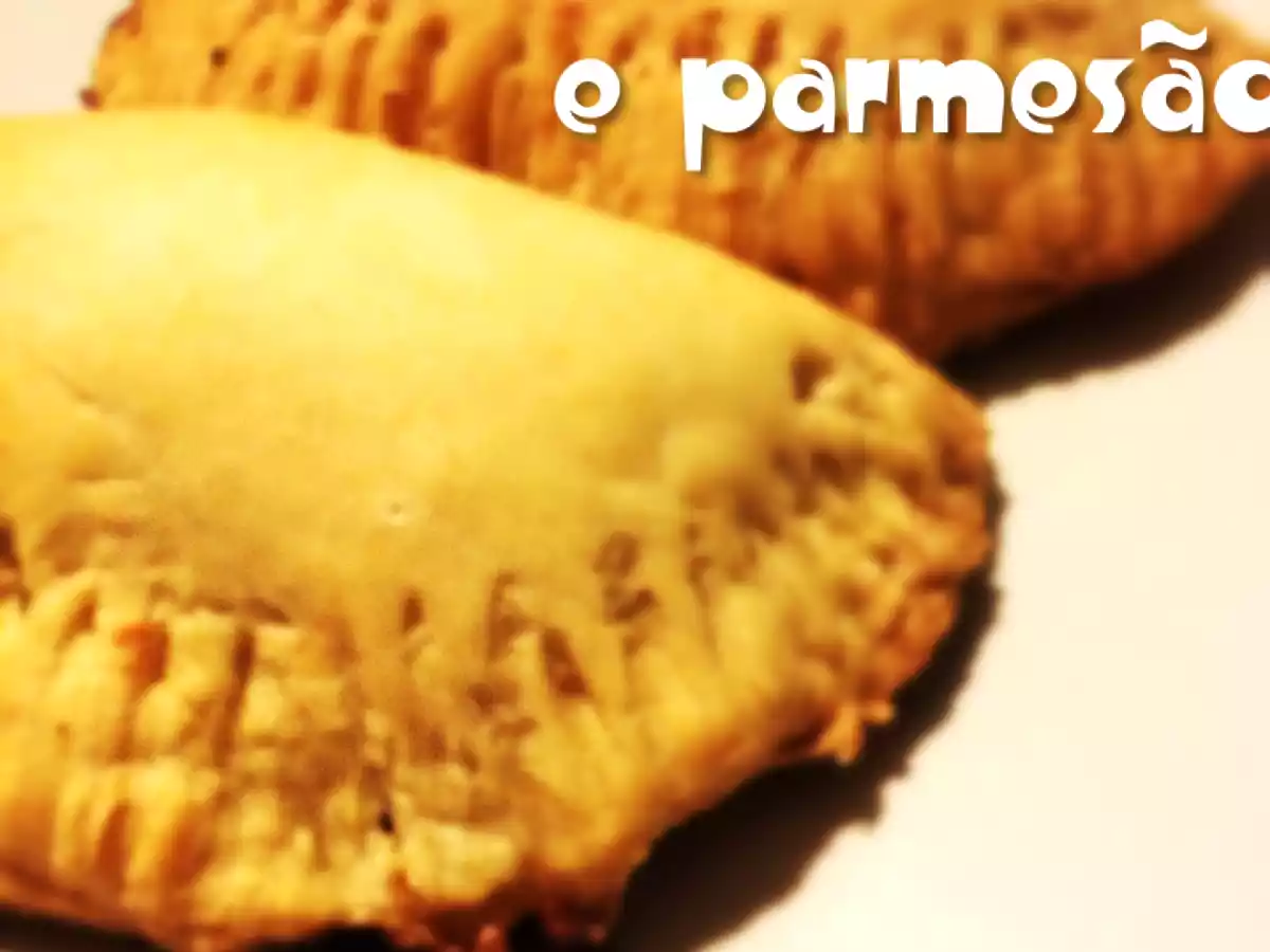Pastéis de rúcula, tomate e parmesão.