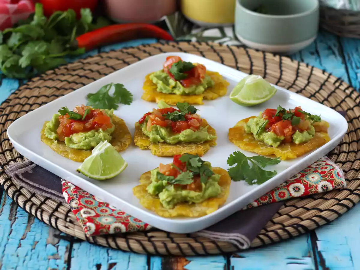 Patacones colombianos (bananas verdes fritas) com molho hogao e guacamole - foto 2