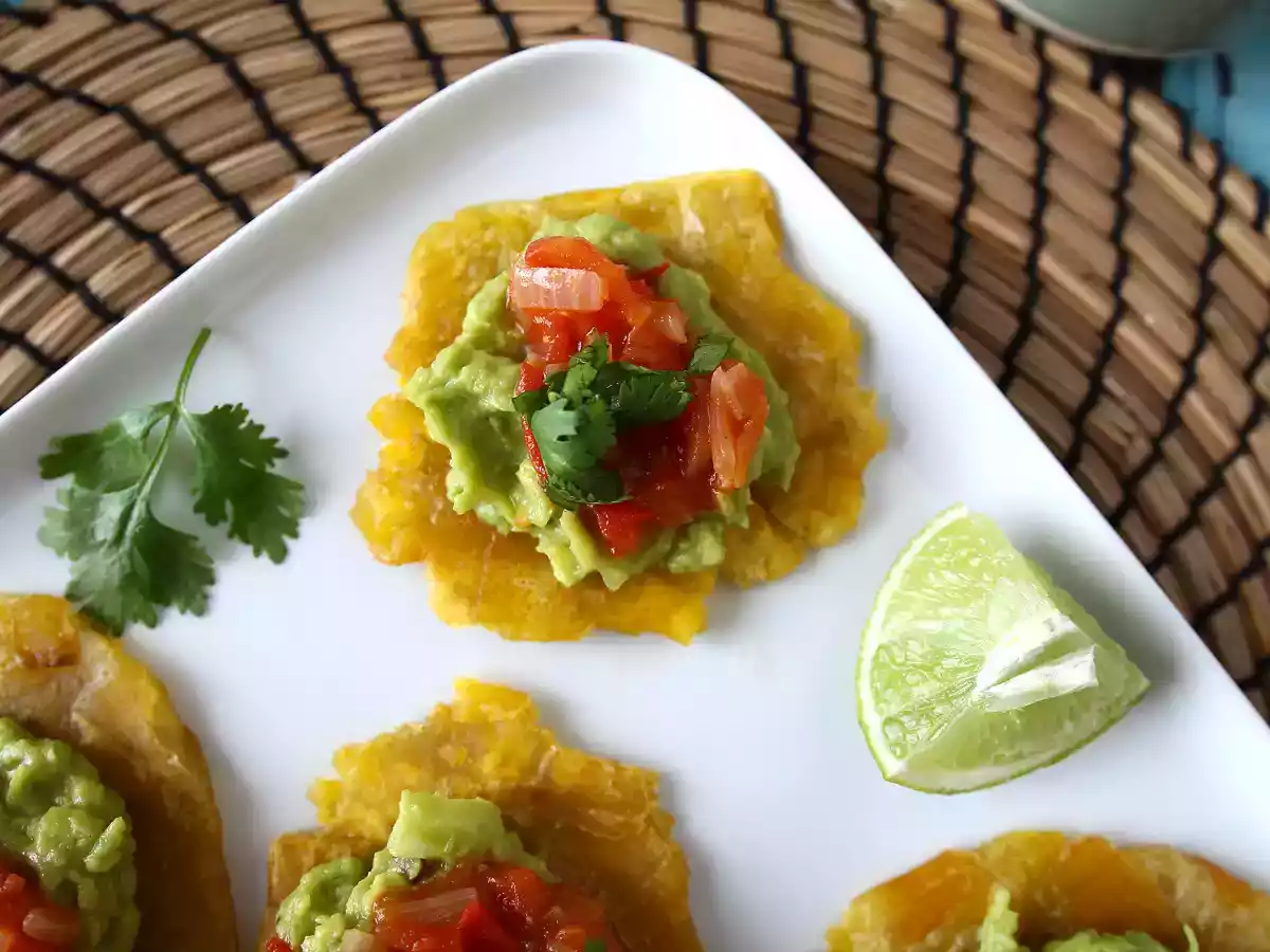 Patacones colombianos (bananas verdes fritas) com molho hogao e guacamole - foto 3