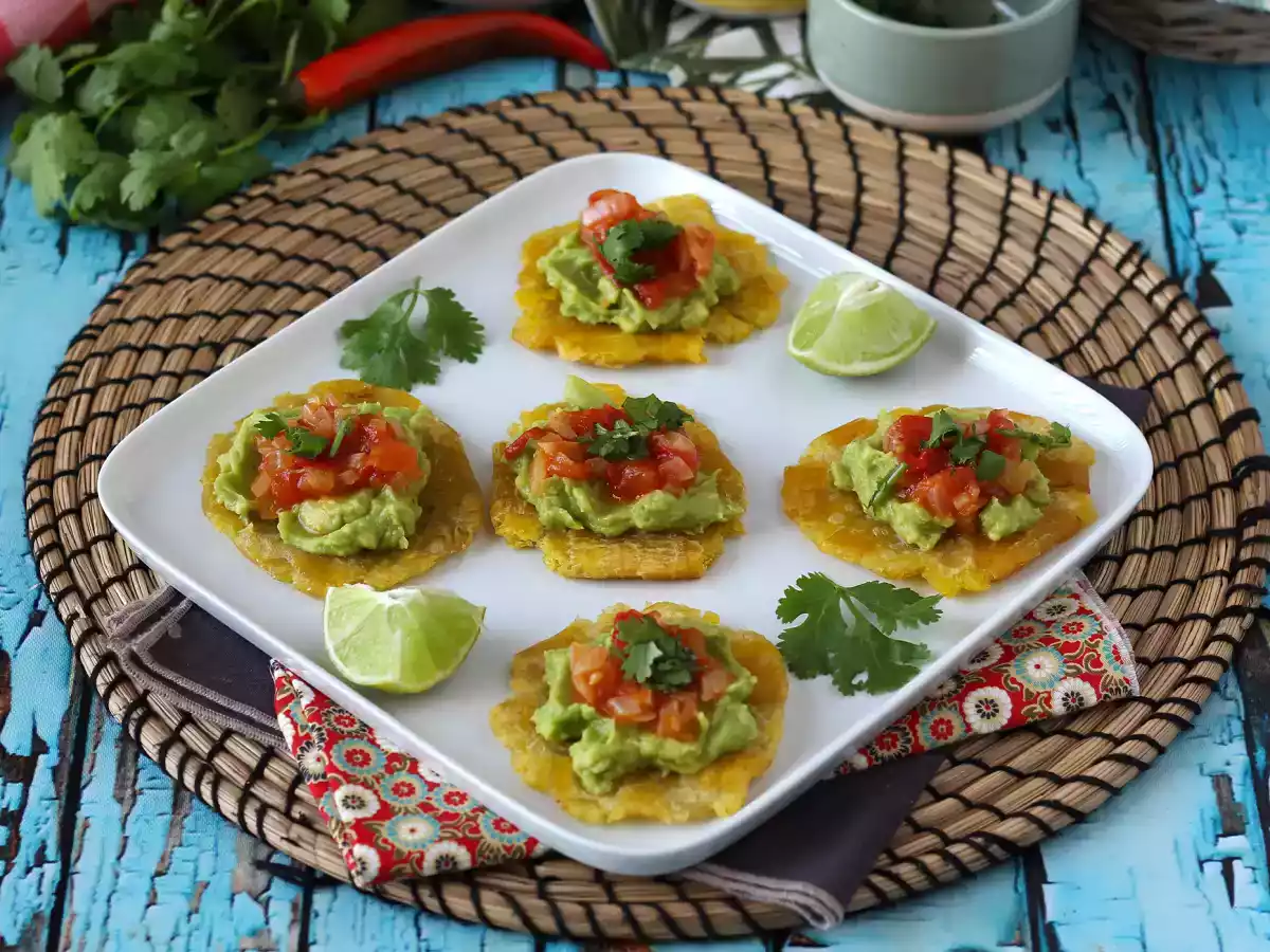 Patacones colombianos (bananas verdes fritas) com molho hogao e guacamole - foto 4