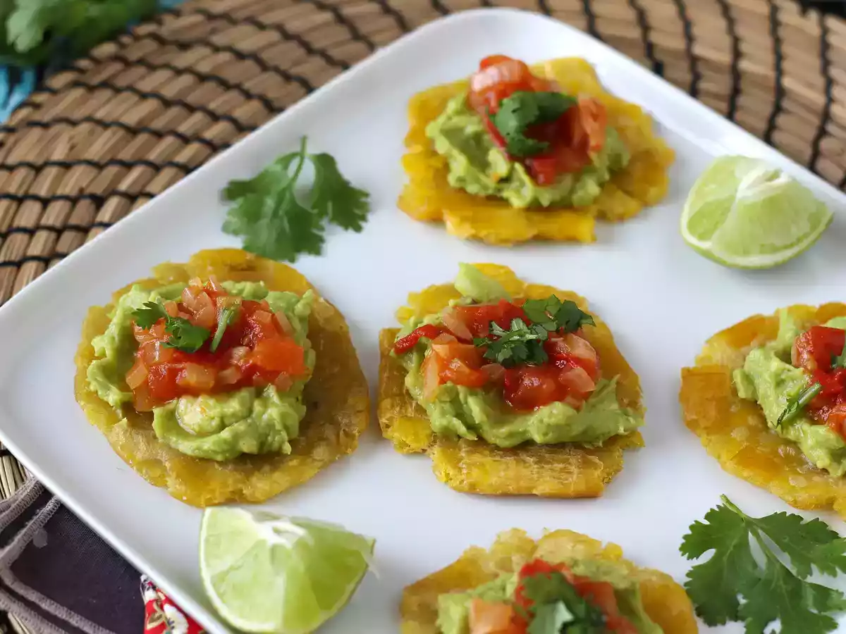Patacones colombianos (bananas verdes fritas) com molho hogao e guacamole - foto 5