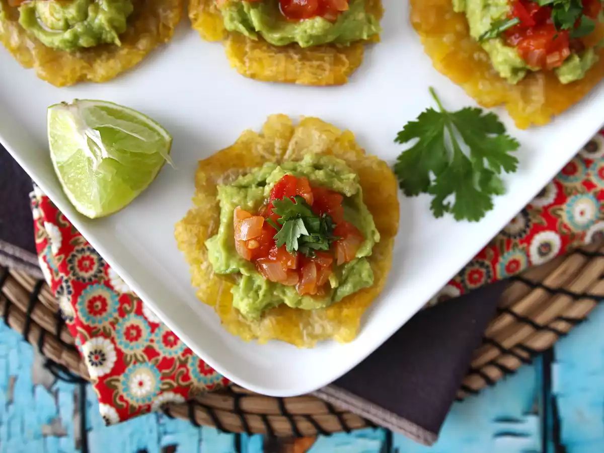 Patacones colombianos (bananas verdes fritas) com molho hogao e guacamole - foto 6