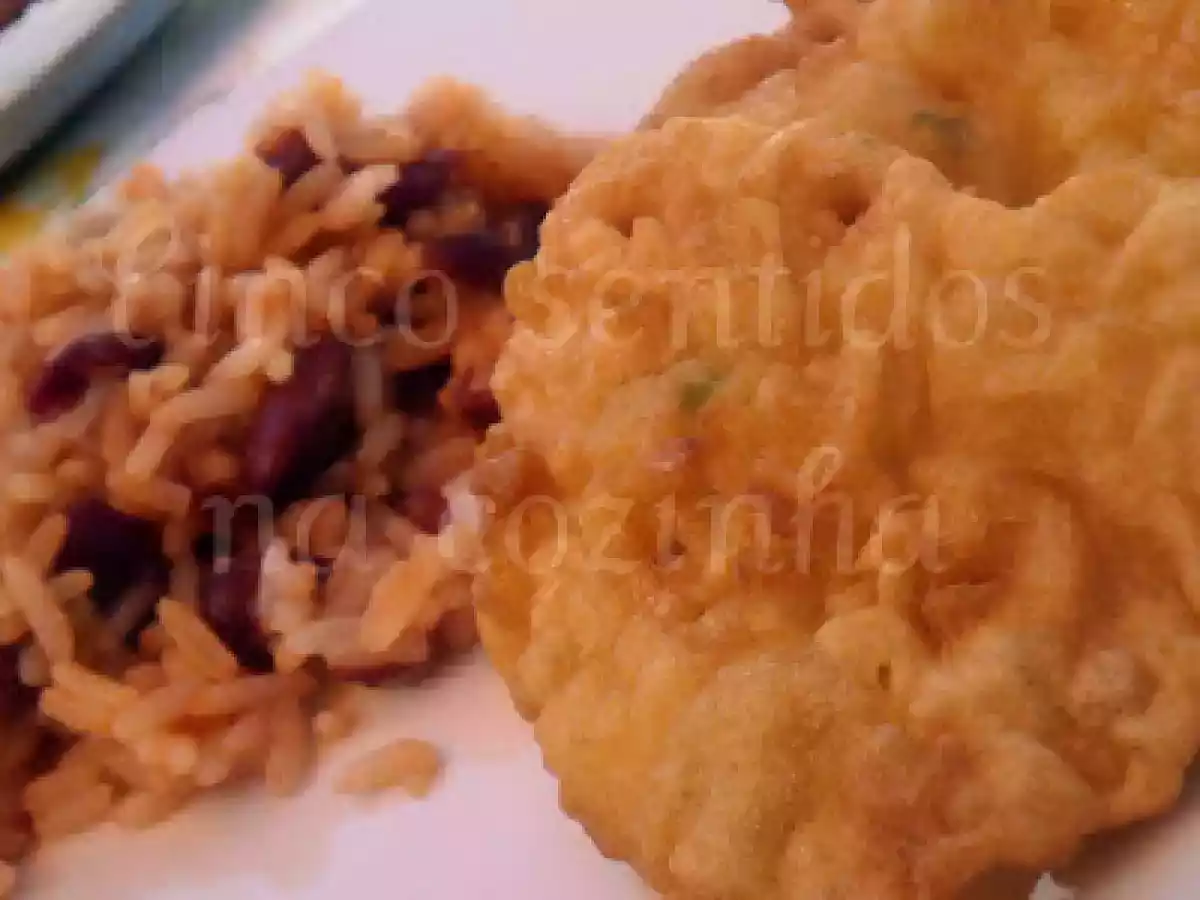 Pataniscas de bacalhau com arroz de feijão