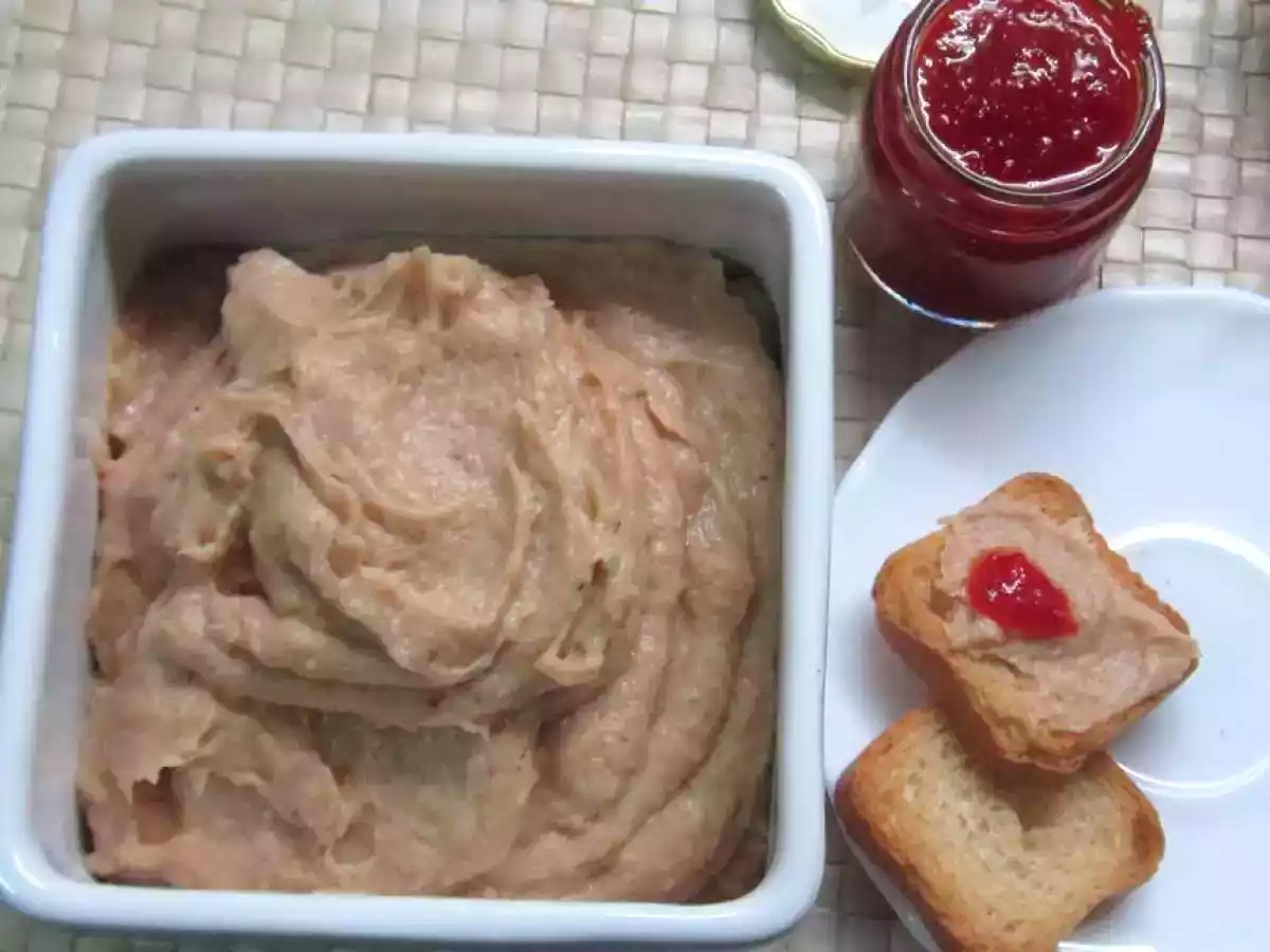 Patê de alheira com maça reineta e compota de pimentos padrón