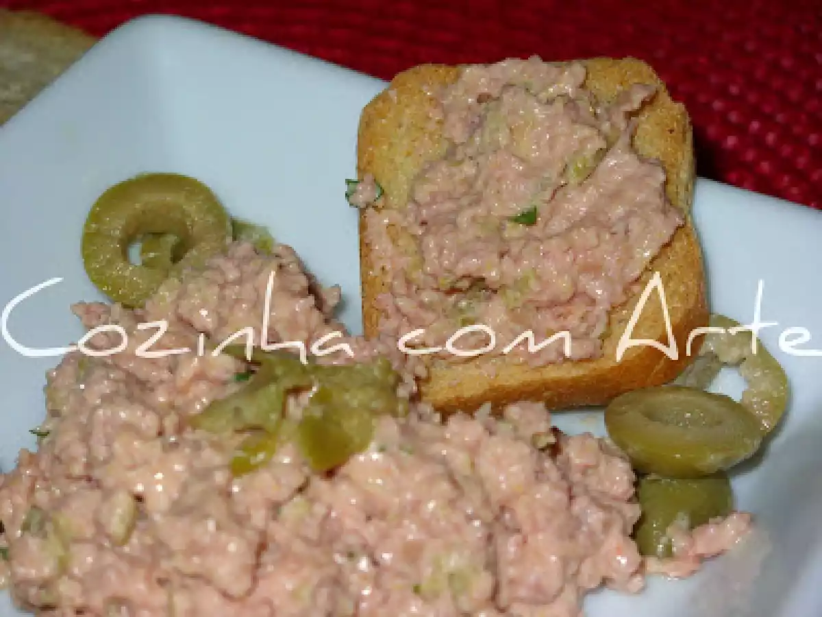 Paté de salsicha com azeitonas verdes