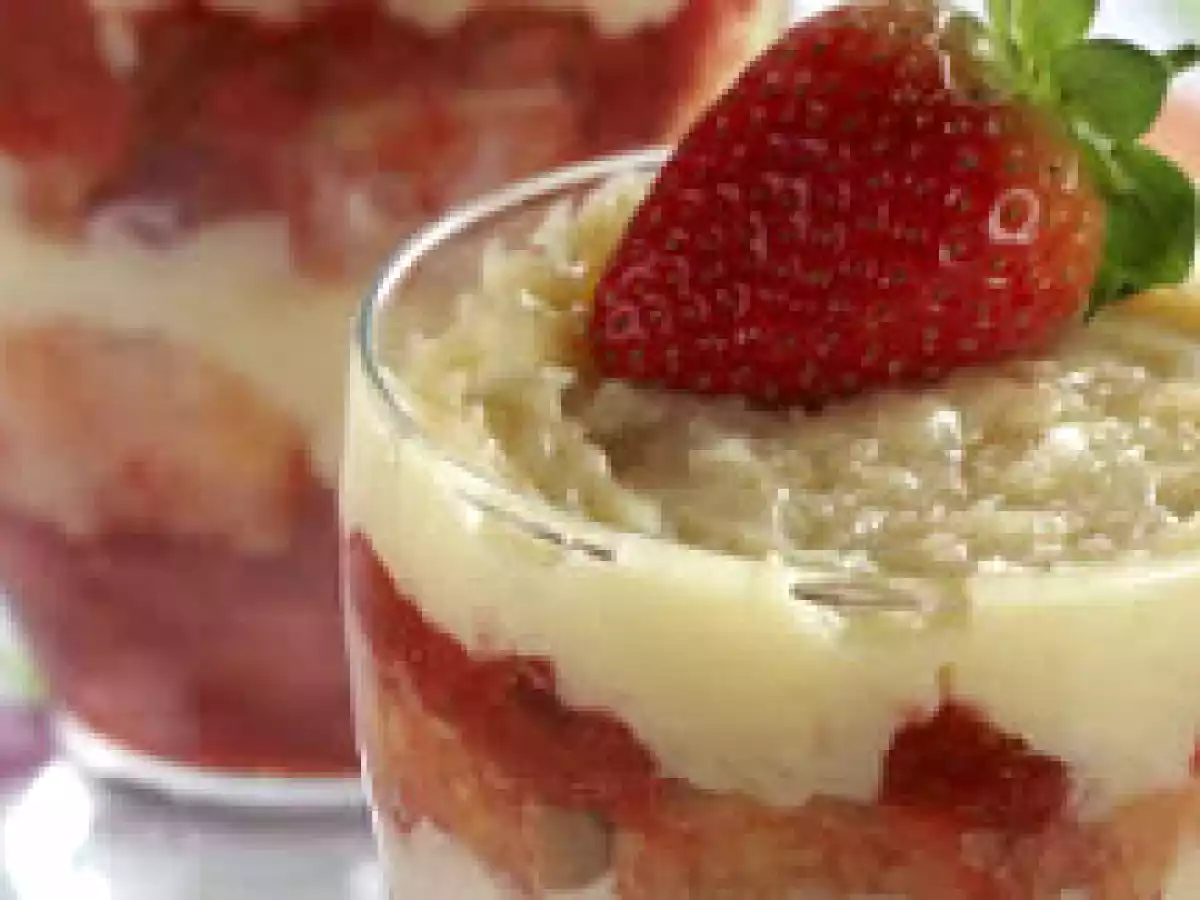 Pavê de morango com beijinho