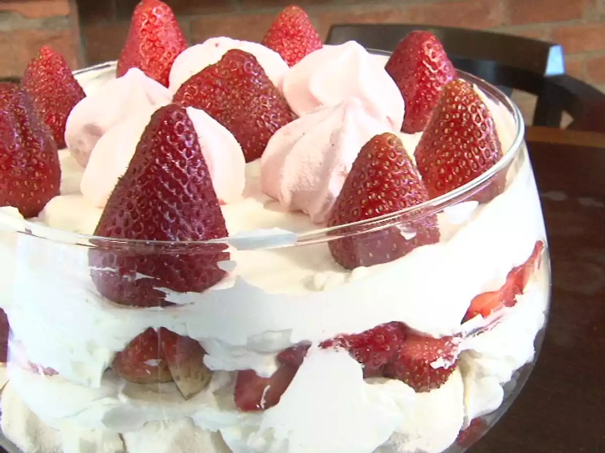 Pavê de suspiro com morango