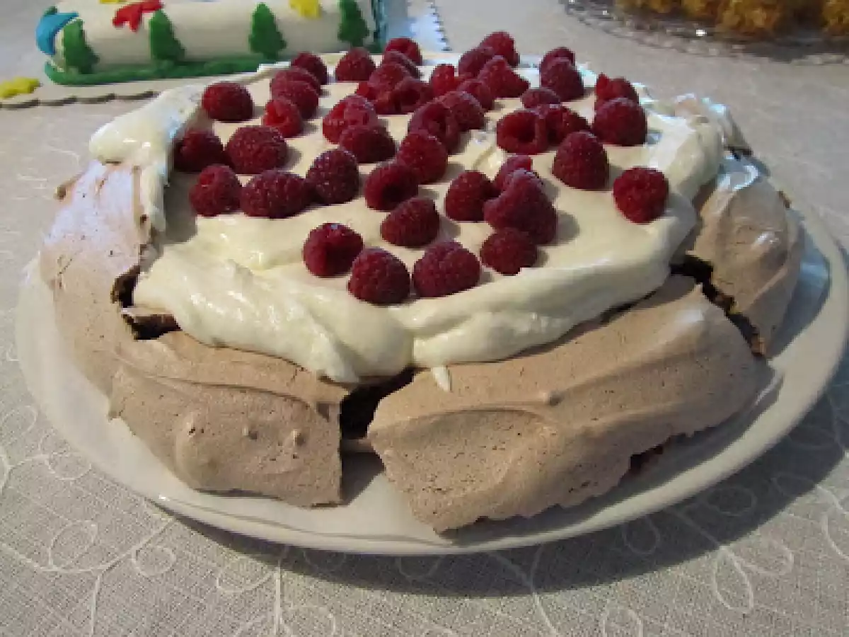 Pavlova de chocolate com framboesas
