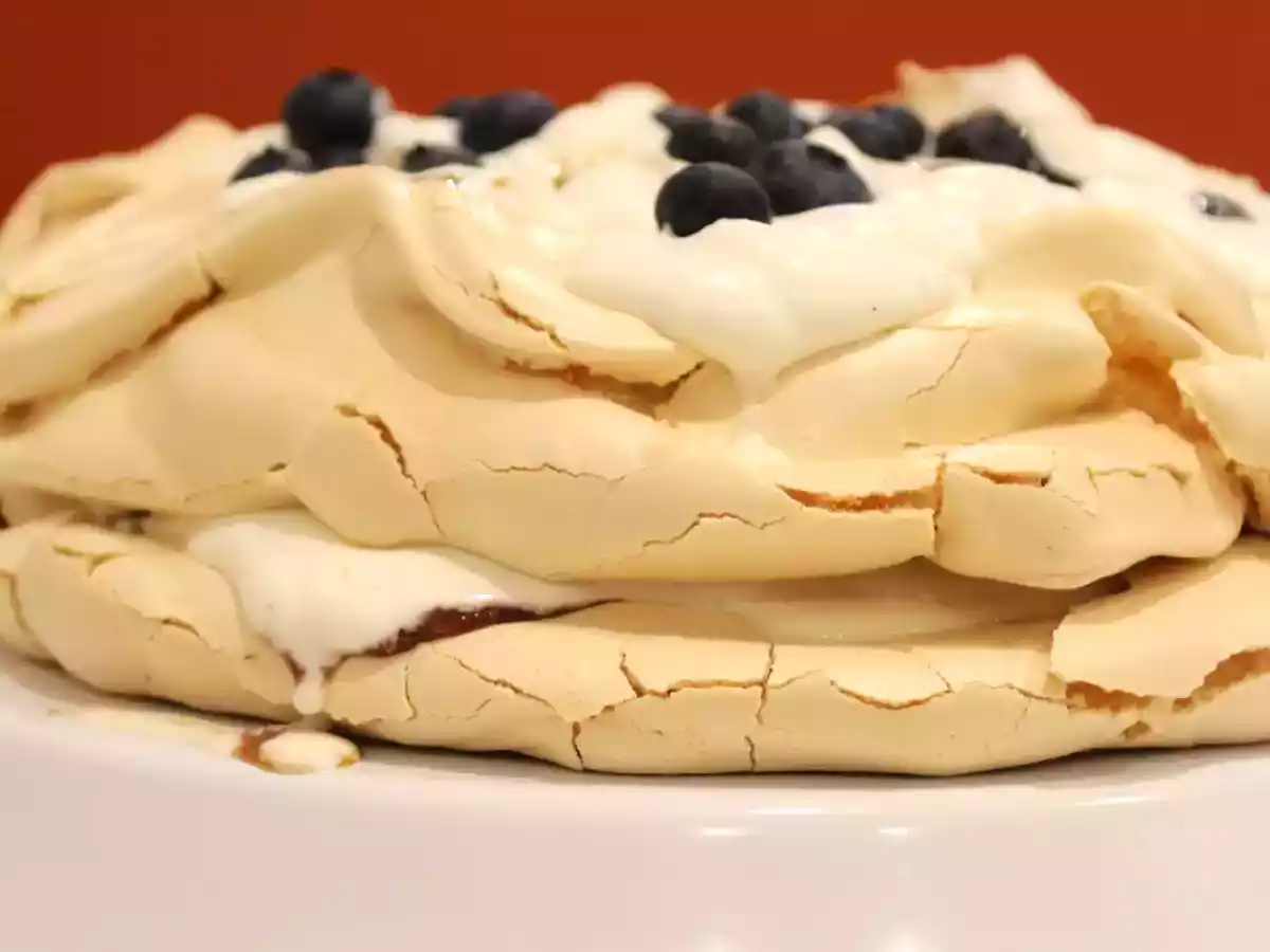 Pavlova de mirtilos e manjericão