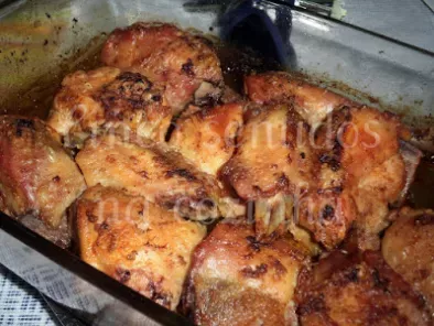 Pedaços de frango no forno com mistura para aves