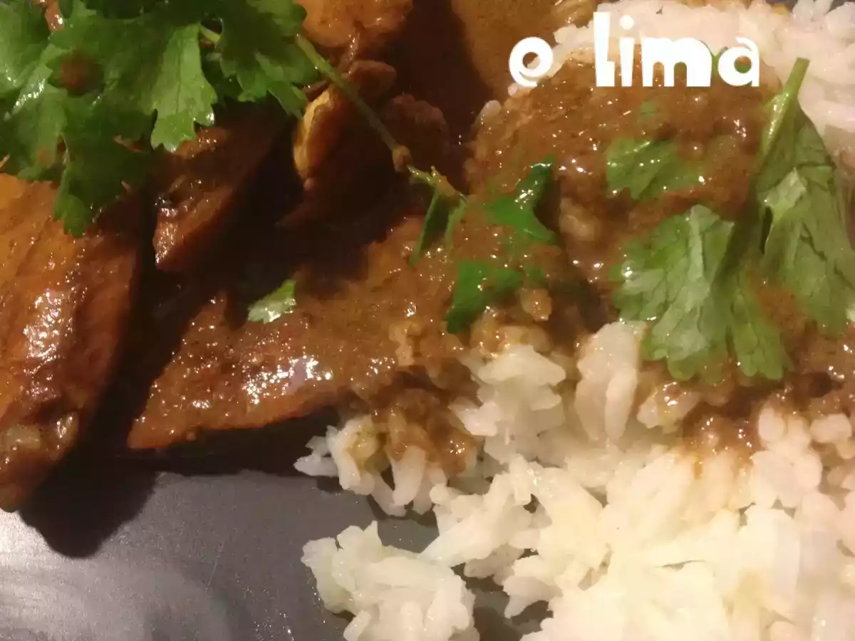 Peito de frango com leite de côco e lima.