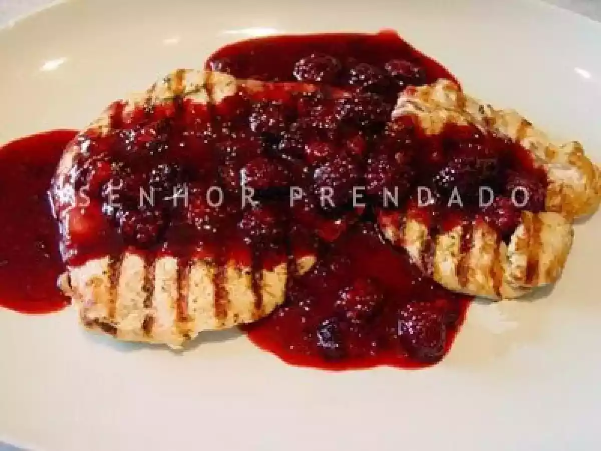 Peito de frango com molho agridoce de framboesas frescas*