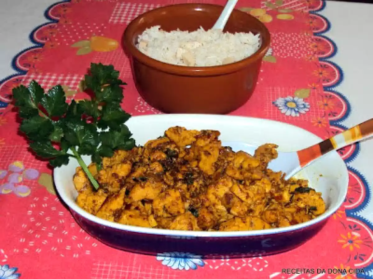 PEITO DE FRANGO COM MOLHO DE CERVEJA, CURCUMA E ERVAS FRESCAS