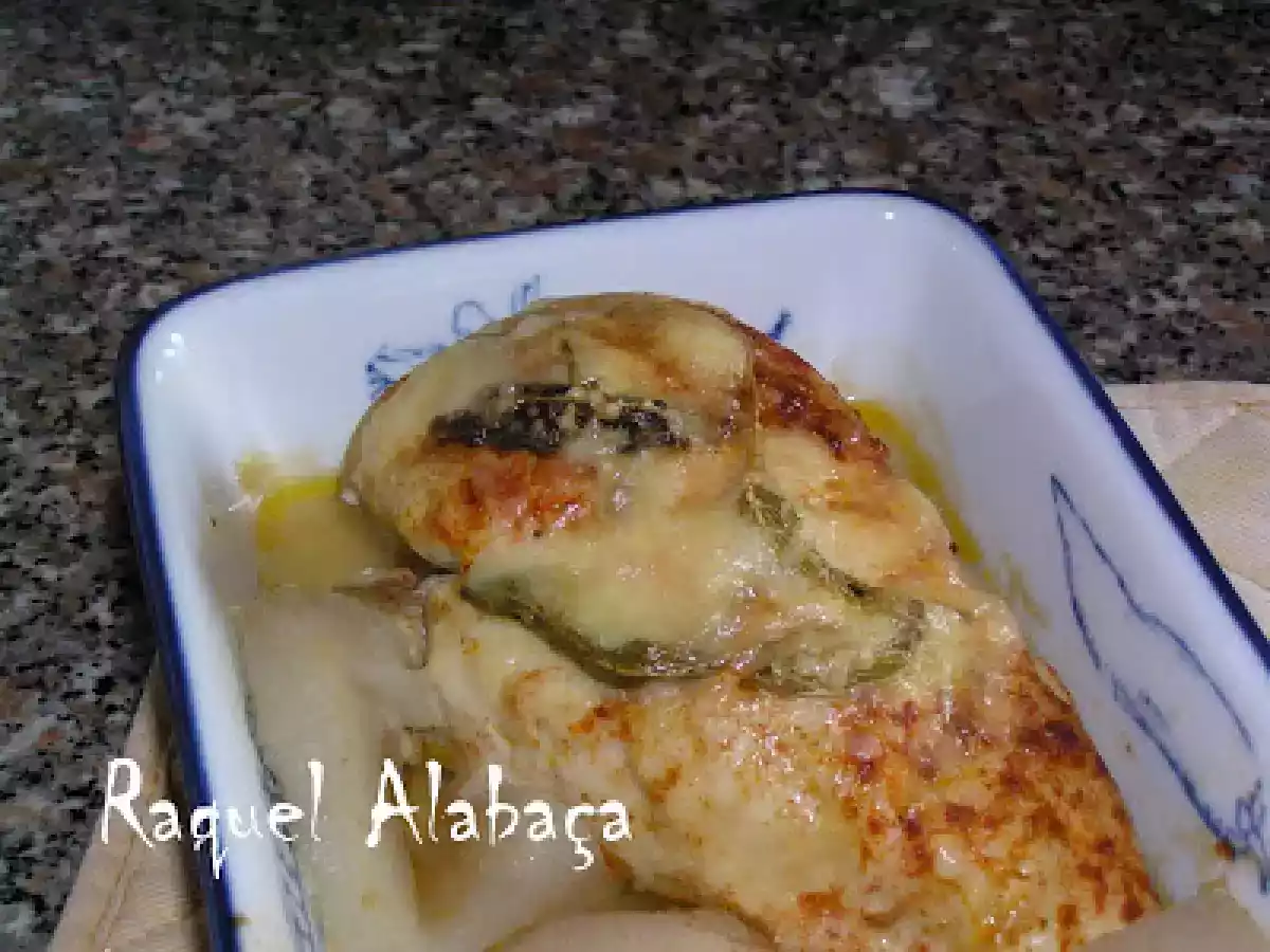 Peito de frango gratinado com Salva e Pêra