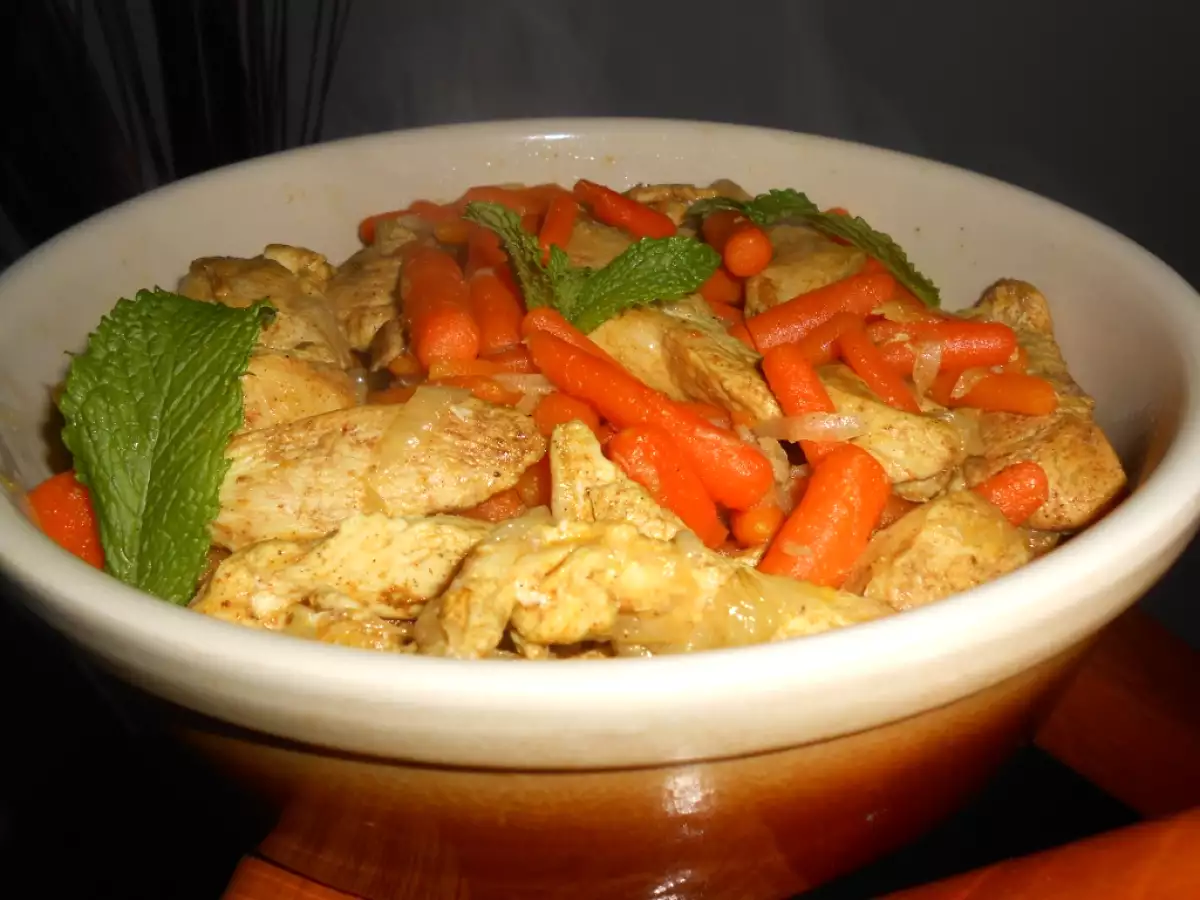 Peito de frango salteado com especiarias e cenoura baby