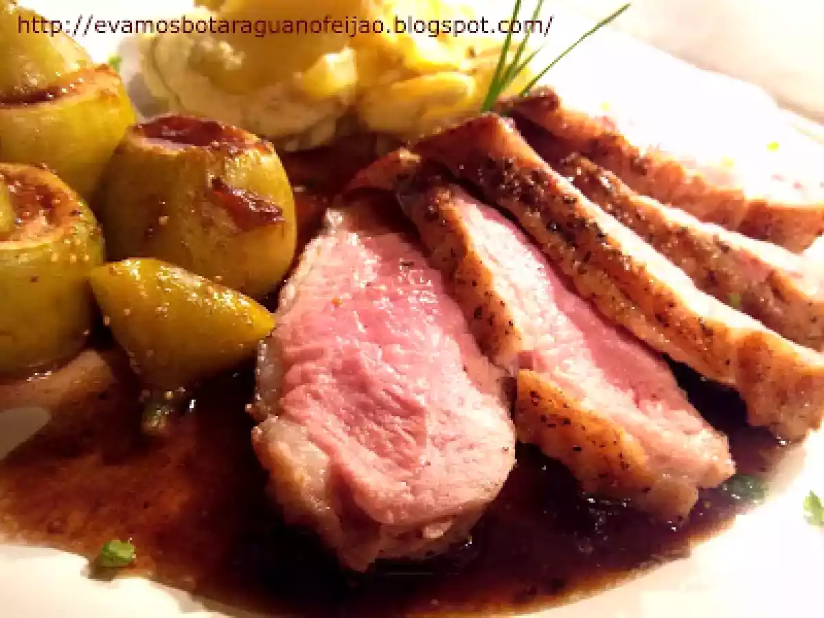 Peito de pato com figos assados e batatas ao Roquefort