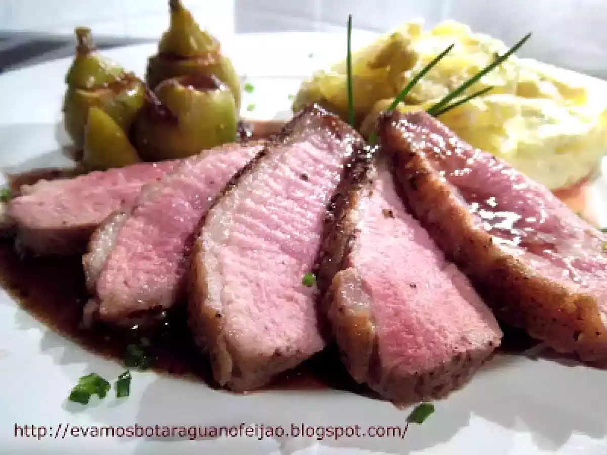Peito de pato com figos assados e batatas ao Roquefort - foto 4