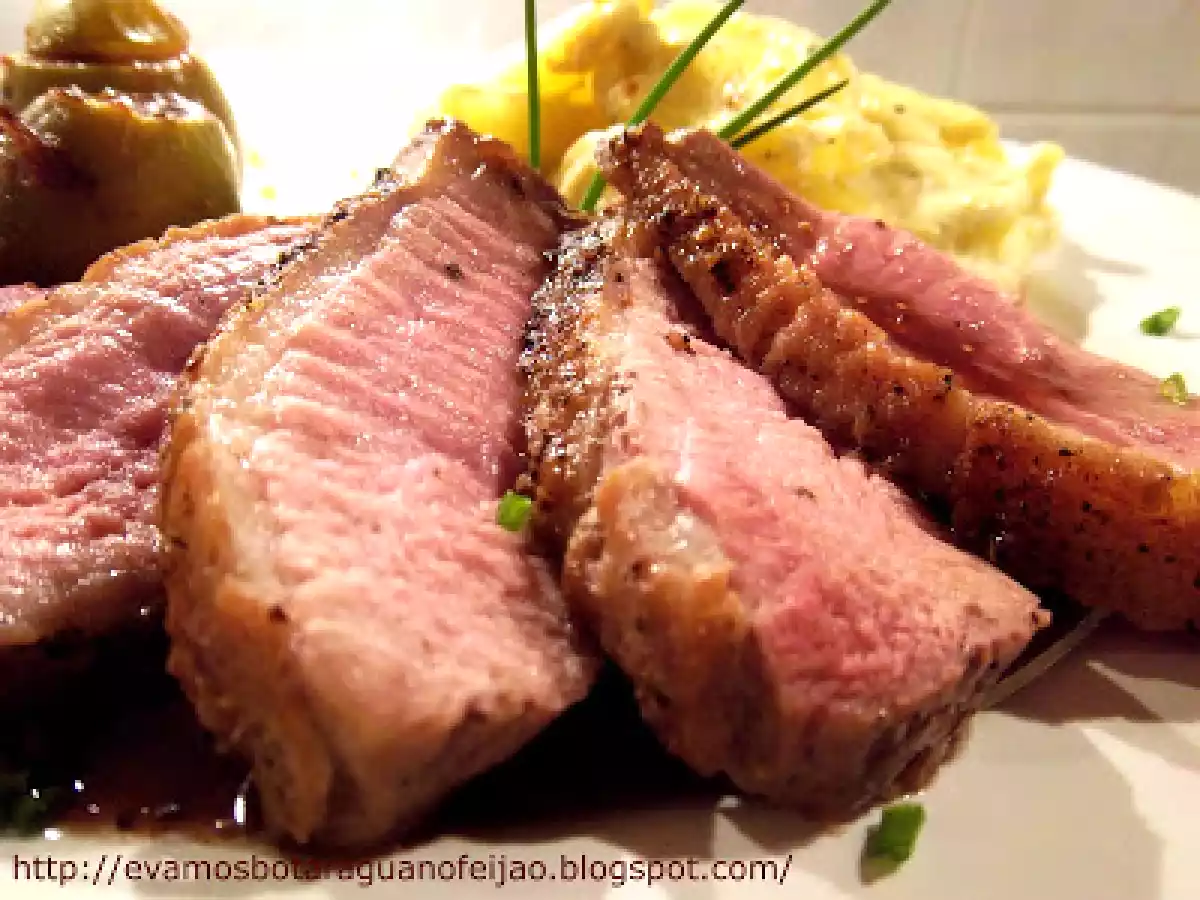 Peito de pato com figos assados e batatas ao Roquefort - foto 12