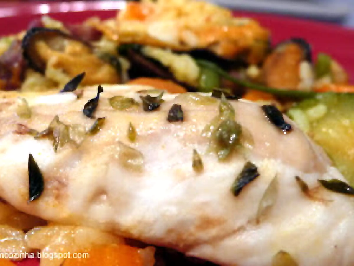 Peixe ao vapor em arroz de mariscos e legumes